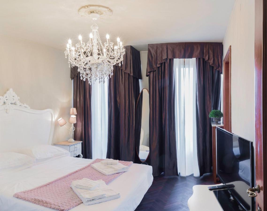 Rialto Canal View With Terrace And Balcony By Wonderful Italy * Venetië